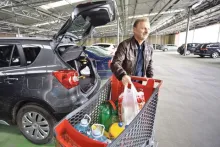 iz kolica u prtljažnik