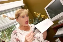 žena iznenađena računom