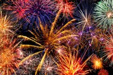 vatomet na noćnom nebu