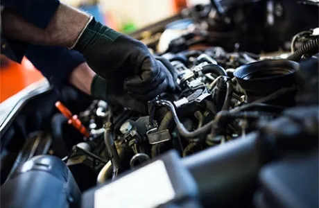 rad ispod poklopca motora