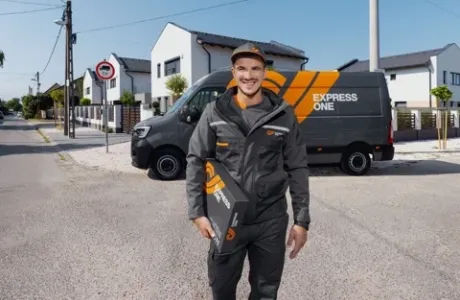 dostavljač ispred vozila