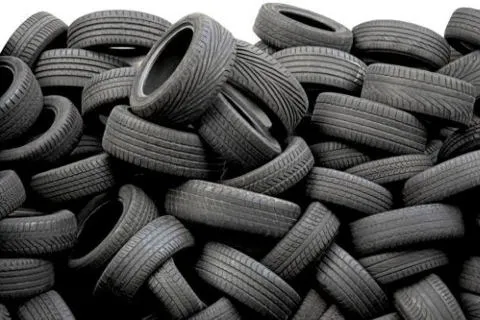 automobilske gume na gomili