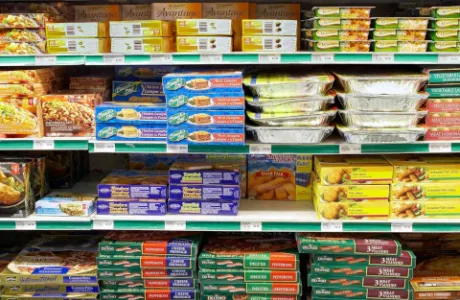 upakirana hrana na polici