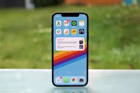 mobitel upaljen na stolu, uspravan
