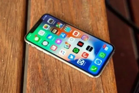 upaljen mobitel položen na stolu