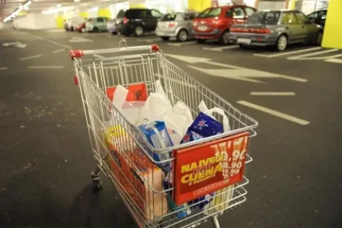 kolica na parkingu