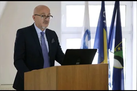 za govornicom