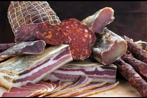 rezana slanina, pečenica, kulen, kobasice