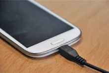 pametni telefon priključen na punjač