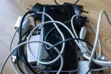 zapetljana gomila kablova