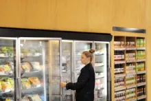 žena otvara škrinju